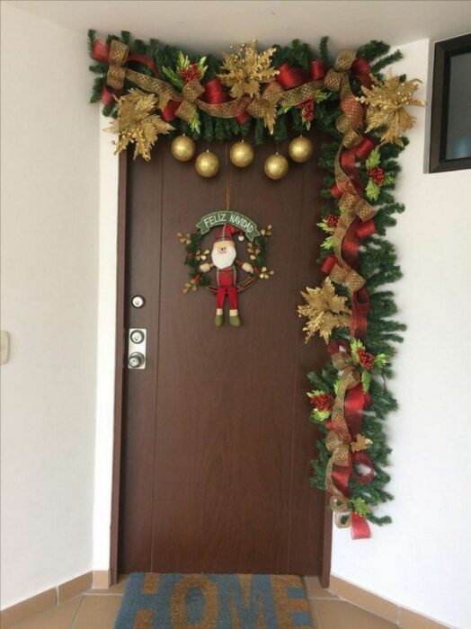 Decoración navideña con guirnaldas marrón y verde y esferas rojas