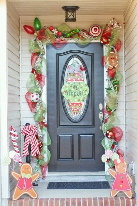 Decoración navideña de puerta en verde con rojo
