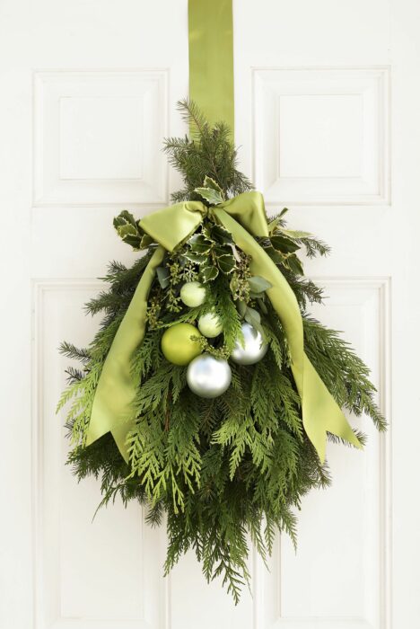 Decoración de puerta en verde con esferas plateadas