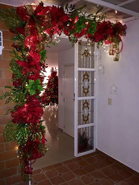 Decoración navideña en colores rojos y verdes, esferas y luces