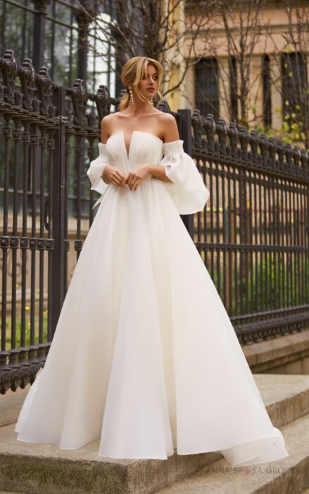 Chica con un vestido blanco de falda ancha y mangas bombachas