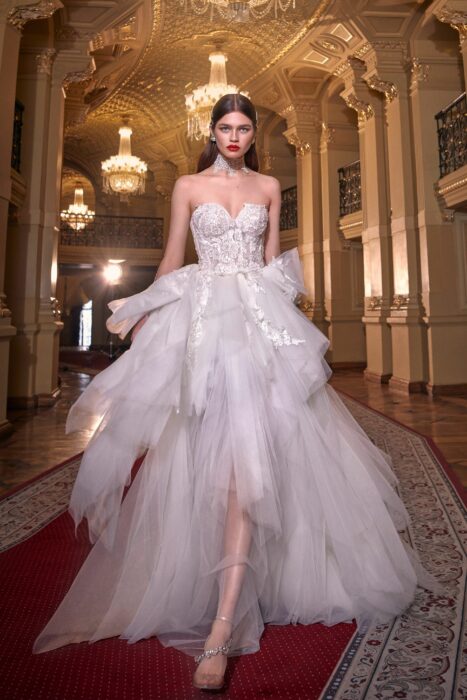 Chica usando un vestido de novia morado con capas y detalles brillantes