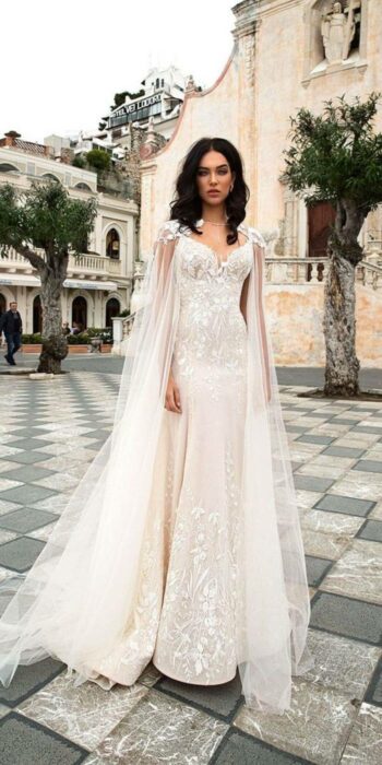 Chica usando un vestido con capa larga y detalles brillantes