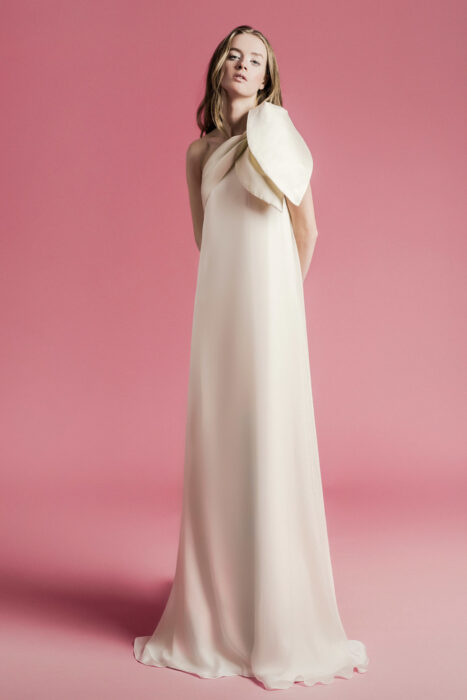 Chica con un vestido blanco suelto y manga grande estilo moño