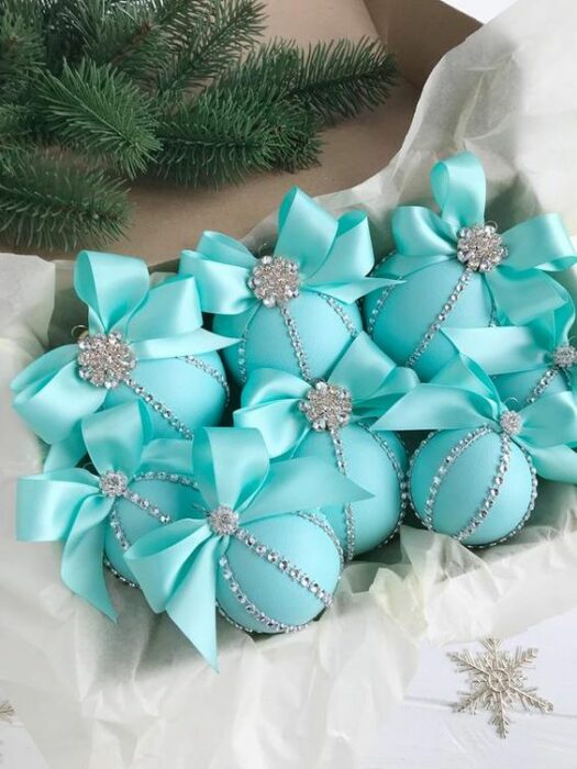 Caja de esferas azul Tiffany con moño y aplicaciones plateadas