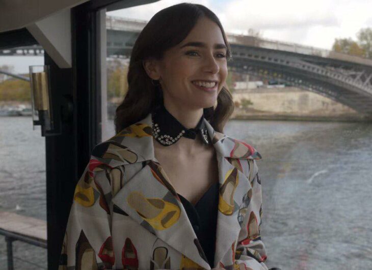 Lily Collins usando un collar de color negro en la serie Emily in Paris