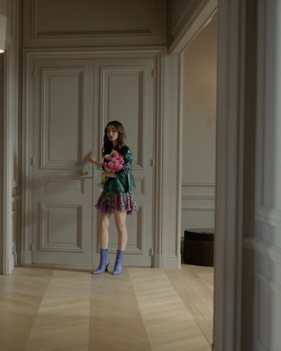 Lily Collins usando un atuendo de colores en Emily in Paris