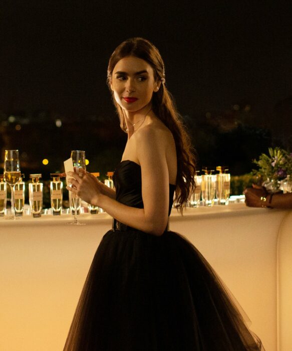 Lily Collins usando un atuendo de color negro en la serie Emily in Paris