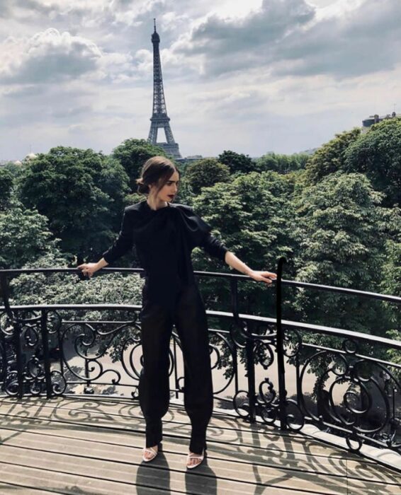 Lily Collins usando un atuendo de color negro en la serie Emily in Paris