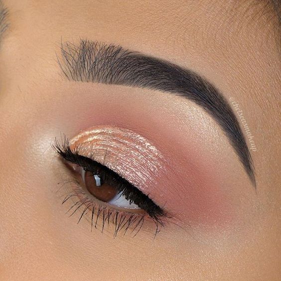 Maquillaje suave de ojos en color rosa con toques brillantes y nacarado en la mitad del párpado con un delineado negro delgado
