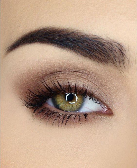 Maquillaje para ojos verdes en un tono café muy claro con delineado del mismo color