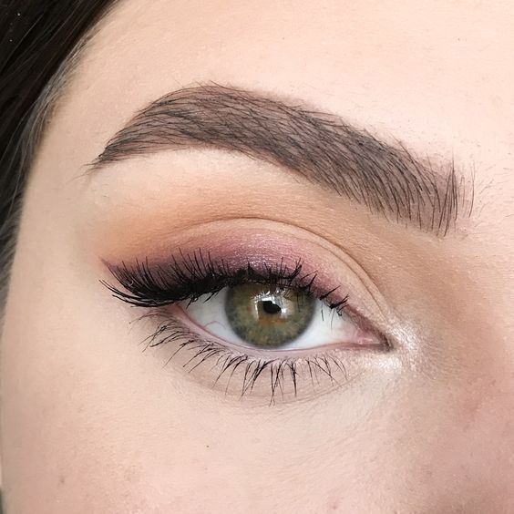 Maquillaje de ojos sencillo con delineado suave hecho con sombra café, rosa y naranja
