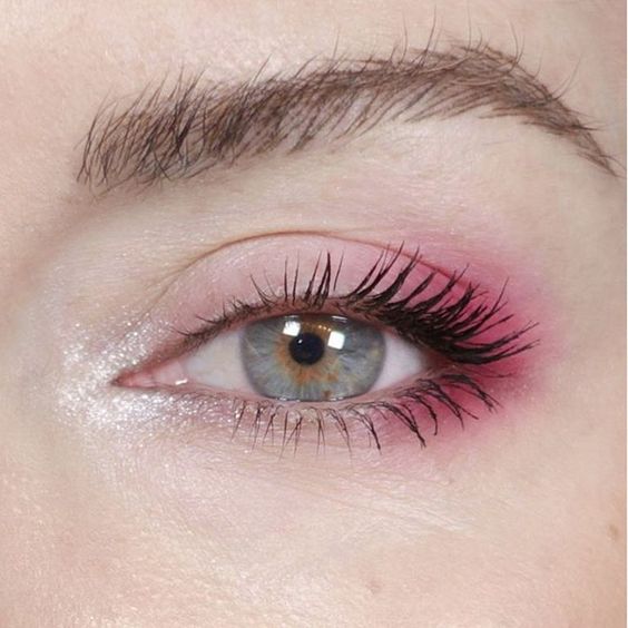 Maquillaje de ojos sencillo con sombra rosa claro en el párpado y rosa potente en la esquina