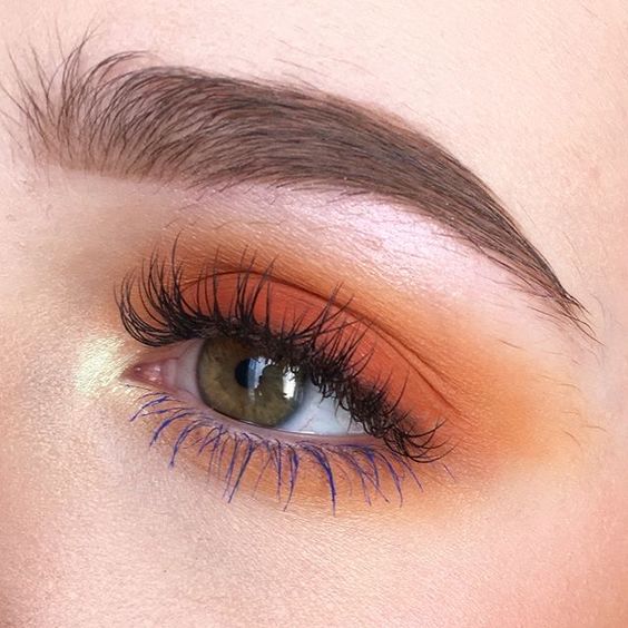Maquillaje de ojo sencillo en colores naranja y amarillo