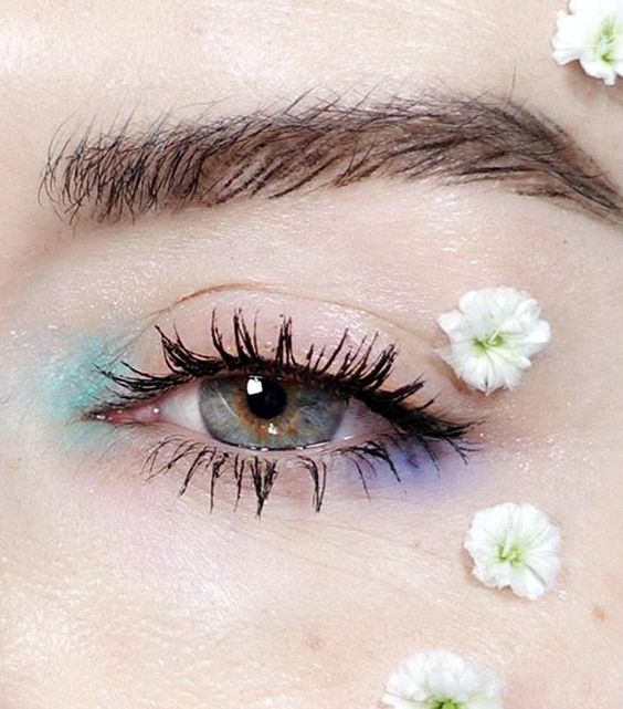 Maquillaje de ojos sencillo con sombra azul en el lagrimal y morado en la parte baja