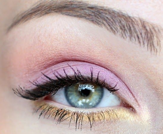 Maquillaje de ojos sencillo para ojos claros con sombra rosa en el párpado y dorada en la parte inferior