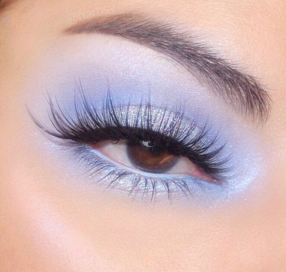 Maquillaje monocromático en color lila y delineado blanco en la línea del agua