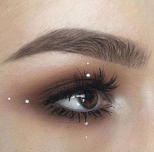 Maquillaje ahumado en color café con pequeños puntos de delineador blanco