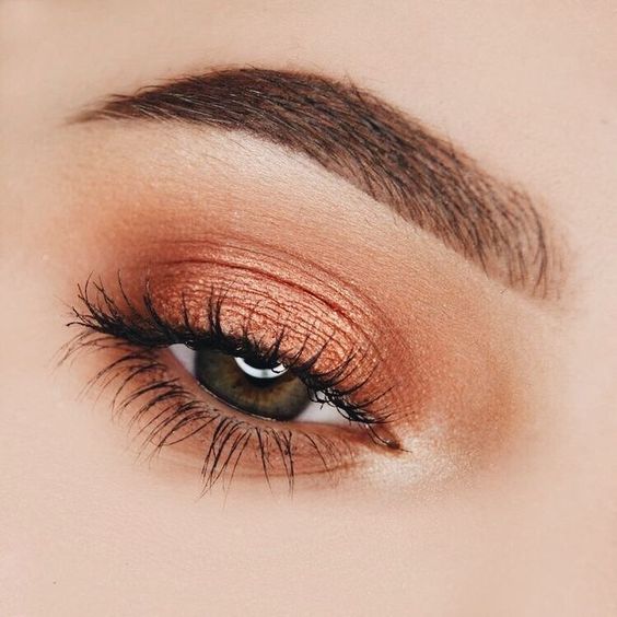 Maquillaje de ojos otoñales con sombra cobriza en todo el párpado