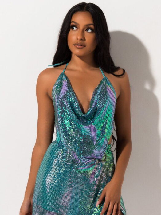 Vestido iridiscente, holográfico de tirantes y escote amplio, mujer morena de cabello castaño oscuro, largo