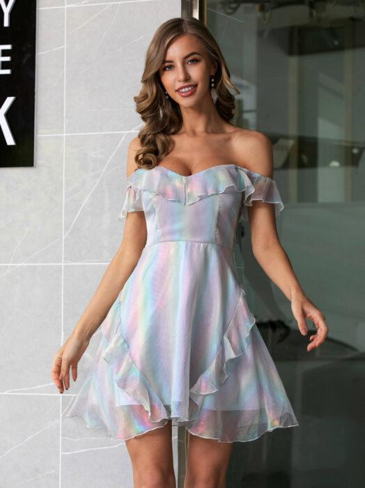 Vestido iridiscente, holográfico sin hombros, mujer morena de cabello castaño claro, largo y con rizos