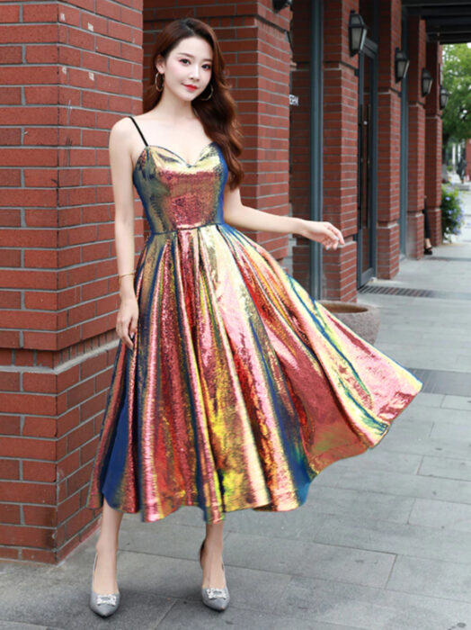 Vestido iridiscente, holográfico anaranjado de tirantes y largo hasta los tobillos, mujer coreana de cabello castaño rojizo, largo y ondulado
