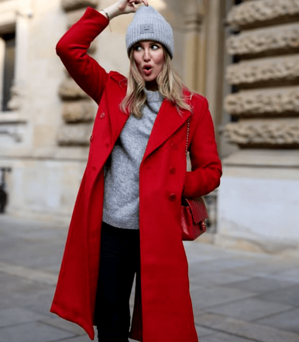 mujer rubia con gorro gris, suéter gris y jeans negros holgados