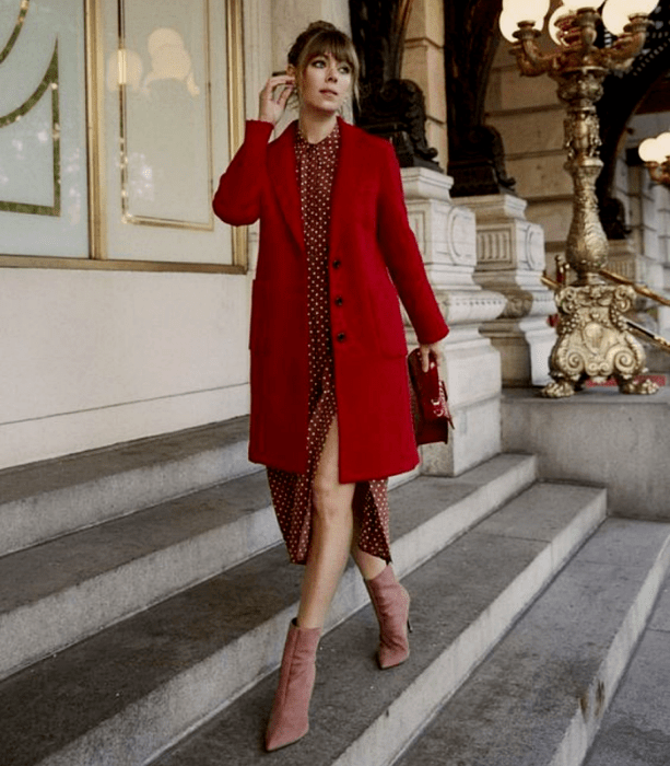 mujer con vestido rojo de lunares blancos, abrigo rojo y botines rosas