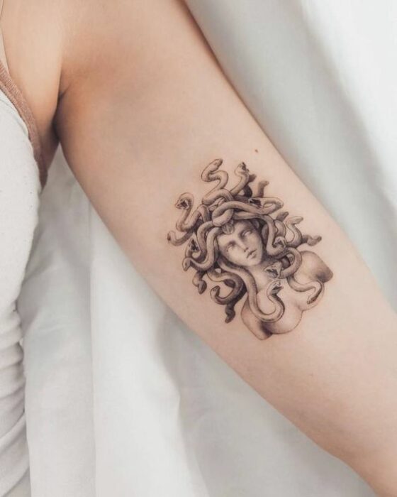 Tatuaje del torso de Medusa en tinta negra