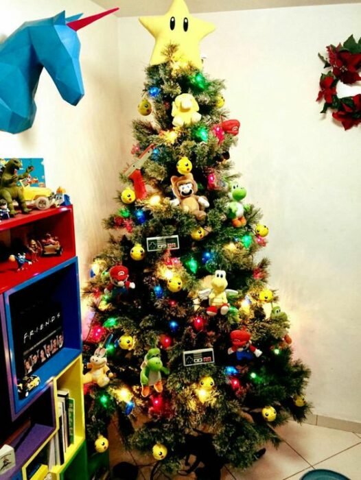 arbolito de Navidad decorado inspirado en Mario Bros.
