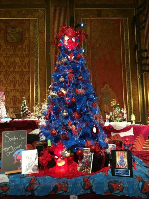 arbolito de Navidad decorado inspirado en Spider-Man