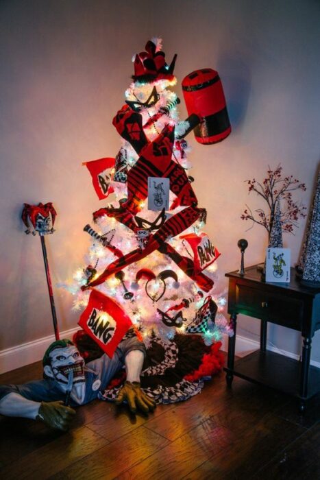 arbolito de Navidad decorado inspirado en Harley Quinn