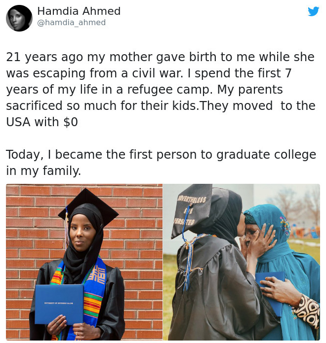 Chica recibiendo su diploma de secundaria y besando a su madre en la frente