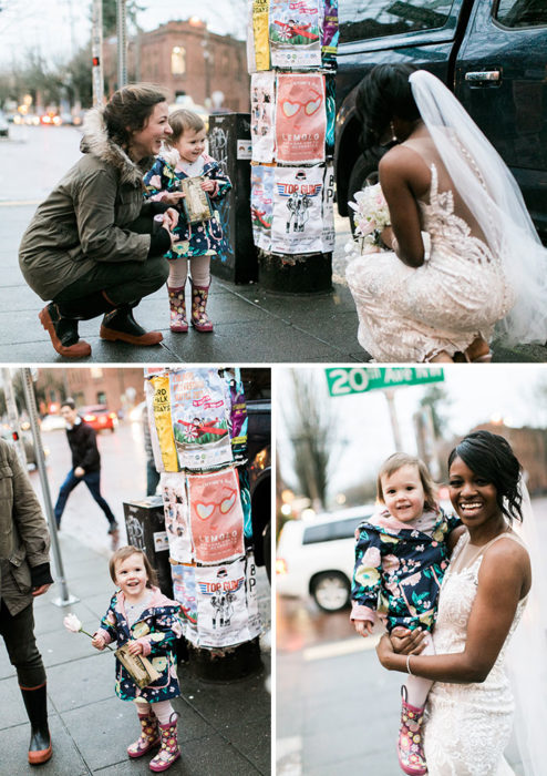 Mujer vestida de novia tomándose fotos con una niña que creía que era una princesa