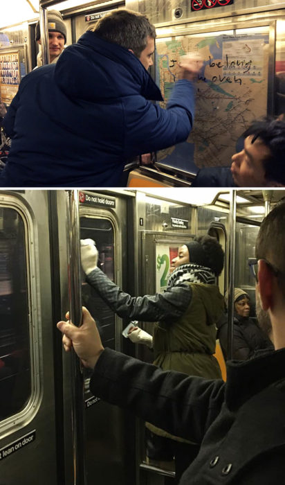 Personas borrando mensajes de odio en un tren