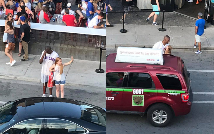 Chica deteniendo un taxi para que un hombre ciego pueda subirse