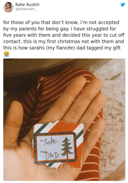Chica mostrando la etiqueta de un regalo en su mano
