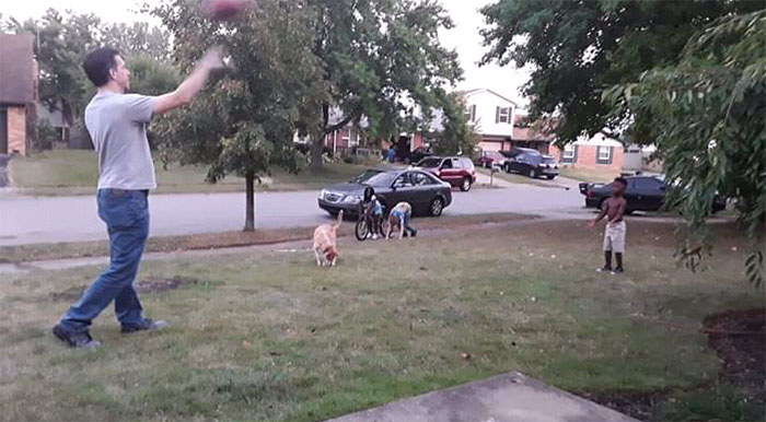 Hombre jugando con un niño en el jardín
