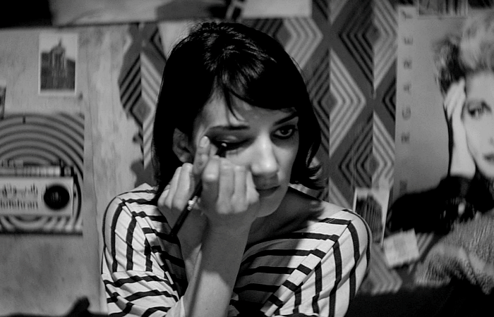 escena de A Girl Walks Home Alone At Night