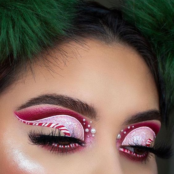 Maquillaje para ojos en colores rojos y rosas con delineado de caramelo; Maquillajes lindos para celebrar Navidad