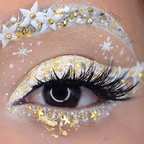 Chica con maquillaje de ojos en color blanco con dorado; Maquillajes lindos para celebrar Navidad