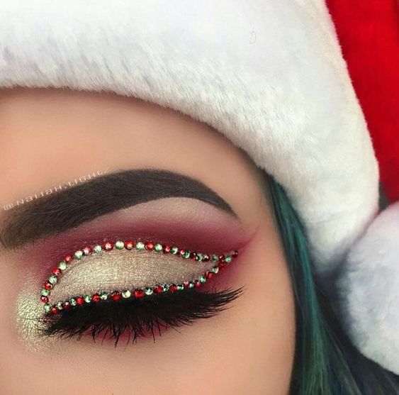 Chica con maquillaje de ojos en color dorado con delineado en verde y blanco; Maquillajes lindos para celebrar Navidad