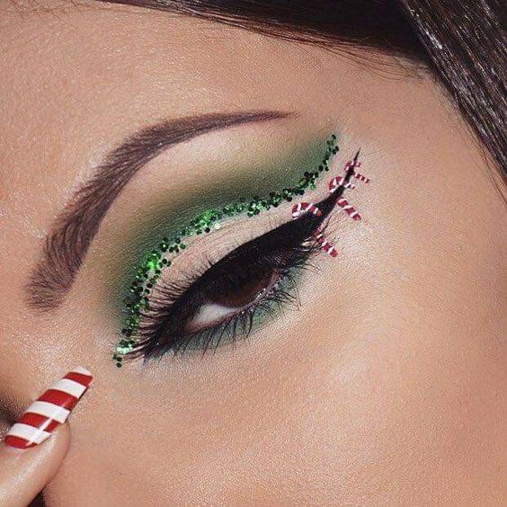 Chica con maquillaje inspirado en Navidad delineado en color verde y negro; Maquillajes lindos para celebrar Navidad