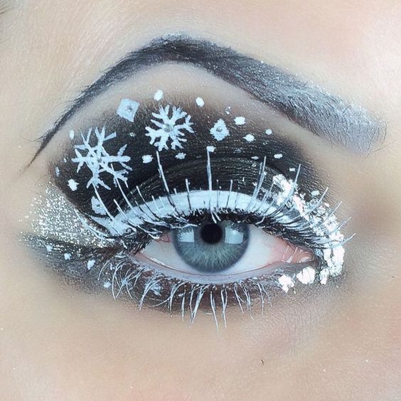 Chica con maquillaje navideño en color blanco, negro con copos de nieve; Maquillajes lindos para celebrar Navidad