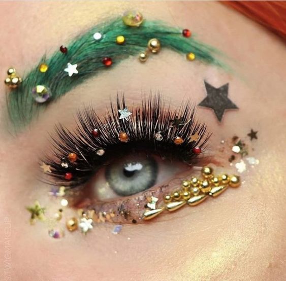 Chica con maquillaje navideño en color verde con detalle de pedrería; Maquillajes lindos para celebrar Navidad