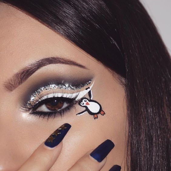 Maquillaje en colores oscuros con decorado de pingüino miniatura; Maquillajes lindos para celebrar Navidad