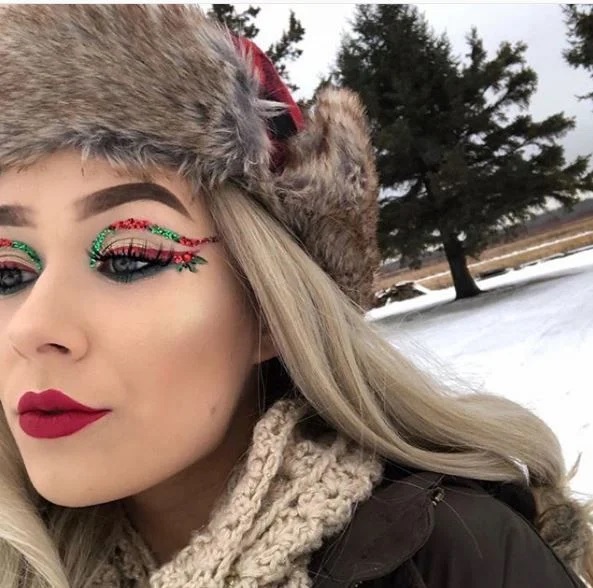 Chica con delineado amplio en tonos verde y rojo; Maquillajes lindos para celebrar Navidad
