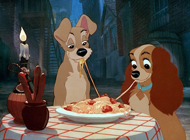 Escena de 'La dama y el vagabundo' en la que están comiendo espaguetis con albóndigas