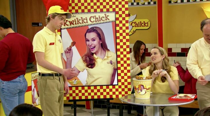 Escena de la serie 'Buena Suerte Charlie', en la que Teddy come pollo frito 'Kwikki Chikki'