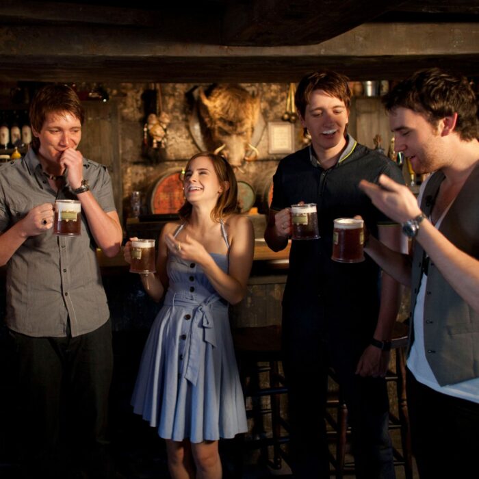 Elenco de Harry Potter en el que están bebiendo cerveza de mantequilla